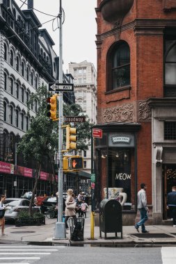 New York, Amerika Birleşik Devletleri - 28 Mayıs 2018: insanlar on Broadway New York, ABD. New York dünyanın en çok ziyaret edilen şehirlerinden biridir.