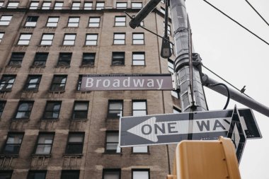 Sokak adı ve yol işaretleri Broadway Manhattan, New York, ABD tarihinde bir lamba sonrası.