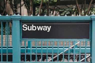 New York, ABD İstasyonu girişinde Metro işareti.