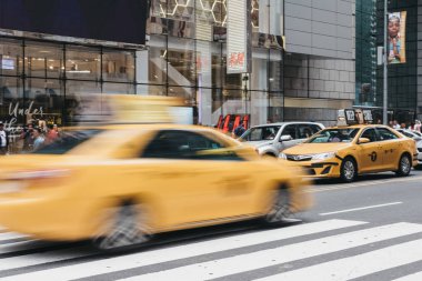 New York, Amerika Birleşik Devletleri - 28 Mayıs 2018: New York, bulanık hareket sokakta sarı taksi. Sarı taksiler kentin simgeleri olarak dünya çapında tanınır.