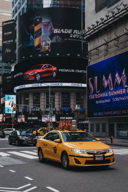 New York, Amerika Birleşik Devletleri - 28 Mayıs 2018: New York'ta sokakta çok sayıda sarı taksiler. Sarı taksiler kentin simgeleri olarak dünya çapında tanınır.