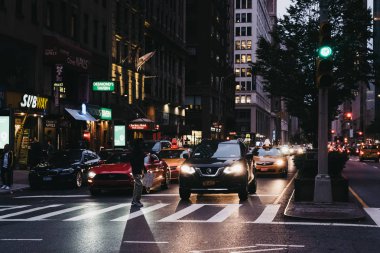 New York, Amerika Birleşik Devletleri - 29 Mayıs 2018: insanlar geceleri üzerinde New York, ABD, zebra geçitte yol geçiş. New York dünyanın en çok ziyaret edilen şehirlerinden biridir.