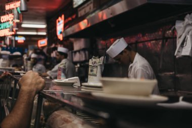 New York, Amerika Birleşik Devletleri - 29 Mayıs 2018: New York, 1888 yılından bu yana açık olmuştur ikonik kosher tarzı Şarküteri Katz'ın Şarküteri sayacında Gıda için bekleyen müşteriler.