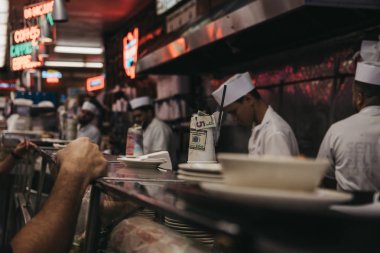 New York, Amerika Birleşik Devletleri - 29 Mayıs 2018: New York, 1888 yılından bu yana açık olmuştur ikonik kosher tarzı Şarküteri Katz'ın Şarküteri sayacında Gıda için bekleyen müşteriler.