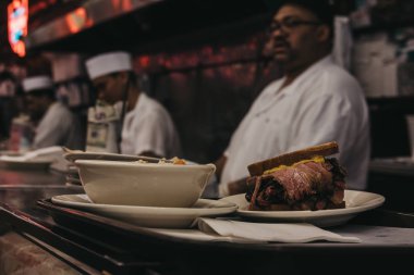 New York, Amerika Birleşik Devletleri - 29 Mayıs 2018: New York, 1888 yılından bu yana açık olmuştur ikonik kosher tarzı Şarküteri Katz'ın Şarküteri sayacında Gıda için bekleyen müşteriler.