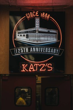 New York, Amerika Birleşik Devletleri - 29 Mayıs 2018: Katz'ın Deli New York, 1888 yılından bu yana açık olmuştur ikonik kosher tarzı Şarküteri oturum aç.