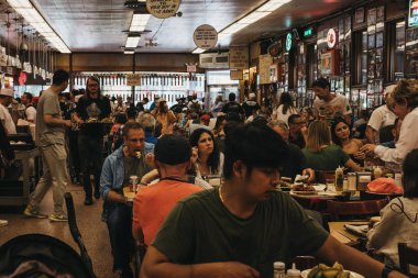 New York, Amerika Birleşik Devletleri - 29 Mayıs 2018: New York, 1888 yılından bu yana açık olmuştur ikonik kosher tarzı Şarküteri Katz'ın Şarküteri içinde yemek masada oturan müşteriler.
