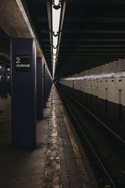 New York, ABD - 2 Haziran 2018: Boş 2 Avenue Metro platformu New York İstasyonu. New York City Metro dünyanın en eski toplu taşıma sistemlerinden biridir.