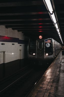 New York, Amerika Birleşik Devletleri - 29 Mayıs 2018: F hattı tren istasyonu platformu New York gelen. New York City Metro dünyanın en eski toplu taşıma sistemlerinden biridir.
