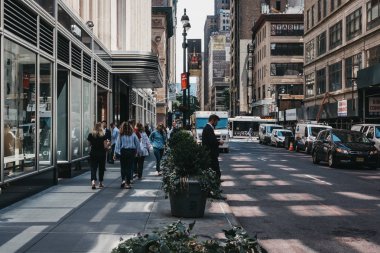 New York, Amerika Birleşik Devletleri - 29 Mayıs 2018: New York, ABD bir sokakta yürüyen insanlar. New York dünyanın en çok ziyaret edilen şehirlerinden biridir.