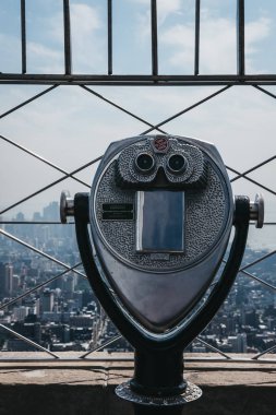 New York, Amerika Birleşik Devletleri - 29 Mayıs 2018: işletilen sikke dürbün, Empire State Binası, New York, ABD, şehir ve arka plan üzerinde gözlem platformda. NYC en çok ziyaret edilen turistik biridir.