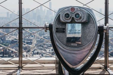 New York, Amerika Birleşik Devletleri - 29 Mayıs 2018: işletilen sikke dürbün, Empire State Binası, New York, ABD, şehir ve arka plan üzerinde gözlem platformda. NYC en çok ziyaret edilen turistik biridir.
