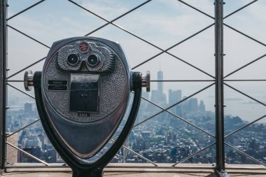 New York, Amerika Birleşik Devletleri - 29 Mayıs 2018: işletilen sikke dürbün, Empire State Binası, New York, ABD, şehir ve arka plan üzerinde gözlem platformda. NYC en çok ziyaret edilen turistik biridir.