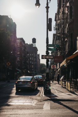New York, Amerika Birleşik Devletleri - 29 Mayıs 2018: Lower East Side, New York, ABD, bir sokakta altın saat sırasında insanlar. New York dünyanın en çok ziyaret edilen şehirlerinden biridir.