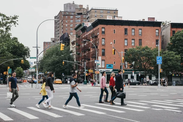 美国纽约 2018年5月28日 在美国纽约的一个斑马线上过马路的人们 纽约是世界上访问量最大的城市之一 — 图库照片