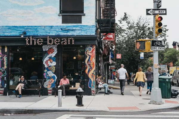 Nova York Eua Maio 2018 Pessoas Andando Uma Rua Lower — Fotografia de Stock