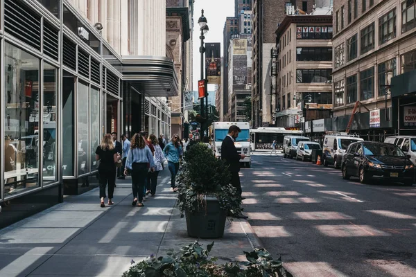 New York Amerikai Egyesült Államok 2018 Május Emberek Gyaloglás Egy — Stock Fotó