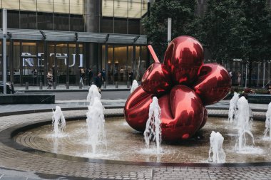 New York - 31 Mayıs 2018: Kırmızı balon çiçek tarafından Jeff Koons 7 de Dünya Ticaret Merkezi, New York, nerede ikiz kuleleri karşısında durdu. 9/11 kurtulan bir saygı çiçektir.