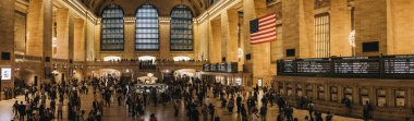 New York, Amerika Birleşik Devletleri - 31 Mayıs 2018: İnsanlar içinde Grand Central Terminali, dünyaca ünlü Simgesel Yapı ve ulaşım merkezi Midtown Manhattan, New York panoramik manzaralı.