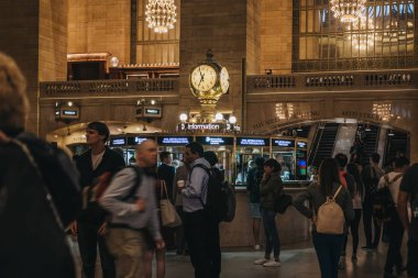 New York, ABD - 1 Haziran 2018: Grand Central Terminali, dünyaca ünlü Simgesel Yapı ve ulaşım merkezi Midtown Manhattan, New York'taki içinde yürüyen insanlar.