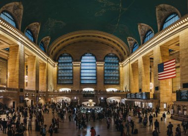 New York, ABD - 1 Haziran 2018: Grand Central Terminali, dünyaca ünlü Simgesel Yapı ve ulaşım merkezi Midtown Manhattan, New York'taki içinde yürüyen insanlar.