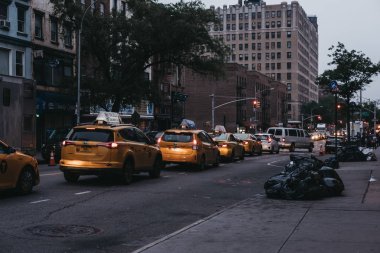 New York, ABD - 1 Haziran 2018: New York'ta sokakta çok sayıda sarı taksiler. Sarı taksiler kentin simgeleri olarak dünya çapında tanınır.
