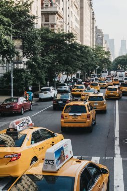 New York, ABD - 1 Haziran 2018: New York'ta sokakta çok sayıda sarı taksiler. Sarı taksiler kentin simgeleri olarak dünya çapında tanınır.
