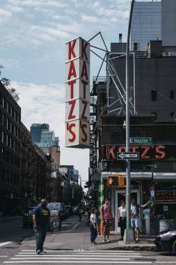 New York, Amerika Birleşik Devletleri - 29 Mayıs 2018: East Houston Street Katz'ın Deli New York, 1888 yılından bu yana açık olmuştur ikonik kosher tarzı Şarküteri geçmiş üzerinde yürüyen insanlar.