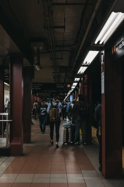 Nova York Eua Junho 2018 Pessoas Andando Dentro Uma Estação — Fotografia de Stock