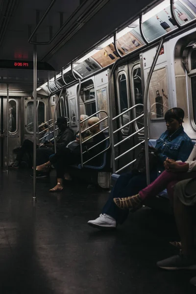 Nova York Eua Junho 2018 Pessoas Dentro Trem Metrô Nova — Fotografia de Stock