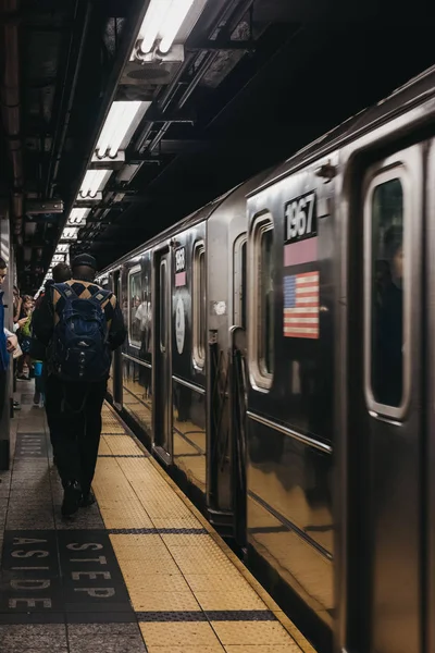 ニューヨーク アメリカ合衆国 2018 鉄道駅を発車 ニューヨークの地下鉄の駅のホームを歩いている人 ニューヨーク市地下鉄は世界の最も古い公共の交通システムの一つ — ストック写真