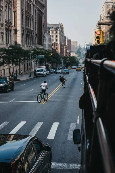 Nova York Eua Junho 2018 Adolescentes Andando Bicicleta Estrada Harlem — Fotografia de Stock