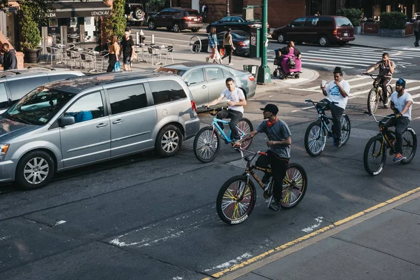 Nova York Eua Junho 2018 Adolescentes Andando Bicicleta Estrada Harlem — Fotografia de Stock