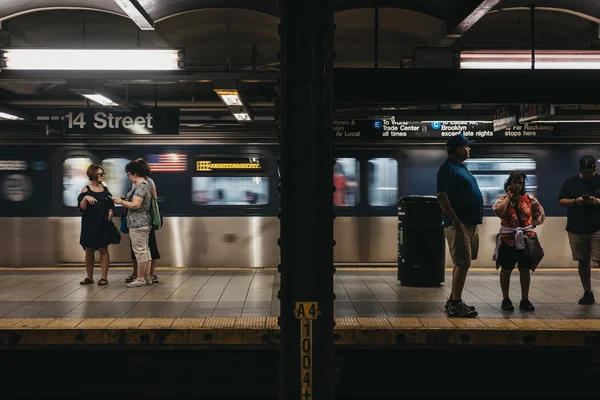 ニューヨーク アメリカ合衆国 2018 はニューヨークの第 通り地下鉄の上に立って 背景に列車を移動します ニューヨーク市地下鉄は世界の最も古い公共の交通システムの一つ — ストック写真