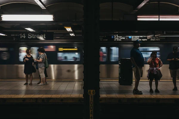 2018 사람들이 뉴욕에서 지하철에 백그라운드에 뉴욕시 지하철은 세계에서 시스템 하나입니다 — 스톡 사진