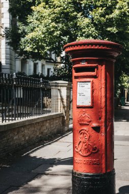 Londra, İngiltere - 1 Ağustos 2018: Royal Mail için Londra'da bir sokakta ait ikonik kırmızı postbox. Bir posta servisi ve kurye şirketi başlangıçta 1516 kurulan İngiltere Kraliyet posta olduğunu.