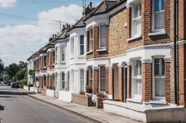 Londra, İngiltere - 1 Ağustos 2018: Barnes, Londra köy atmosferi için ünlü varlıklı bir yerleşim bölgesinde tipik İngiliz teraslı evlerin satır.