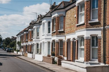 Londra, İngiltere - 1 Ağustos 2018: Barnes, Londra köy atmosferi için ünlü varlıklı bir yerleşim bölgesinde tipik İngiliz teraslı evlerin satır.