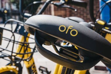 Londra, İngiltere - 1 Ağustos 2018: Londra'da bir sokakta sarı Ofo Kiralama yakın çekim. Ofo 250 şehirler ve 20 ülkede 10 milyon Bisiklet dağıtılmış bir dockless bisiklet paylaşım şirketidir.