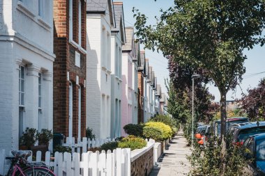 Barnes, Londra renkli pastel evlerde tarafından park etmiş arabalar. Varlıklı bir yerleşim bölgesi olan Londra köy atmosferi için ünlü Barnes'ın kendisidir.