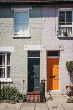 Londra, İngiltere - 1 Ağustos 2018: Geleneksel renkli parlak kapılarda Barnes, Londra evlerde. Varlıklı bir yerleşim bölgesi olan Londra köy atmosferi için ünlü Barnes'ın kendisidir.