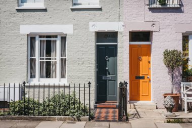 Londra, İngiltere - 1 Ağustos 2018: Geleneksel renkli parlak kapılarda Barnes, Londra evlerde. Varlıklı bir yerleşim bölgesi olan Londra köy atmosferi için ünlü Barnes'ın kendisidir.