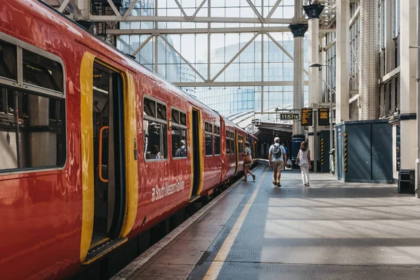 London August 2018 People Walking Platform London Waterloo Railways Station — Stock Photo, Image