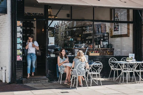 Londres Reino Unido Agosto 2018 Mulheres Sentadas Conversando Uma Mesa — Fotografia de Stock