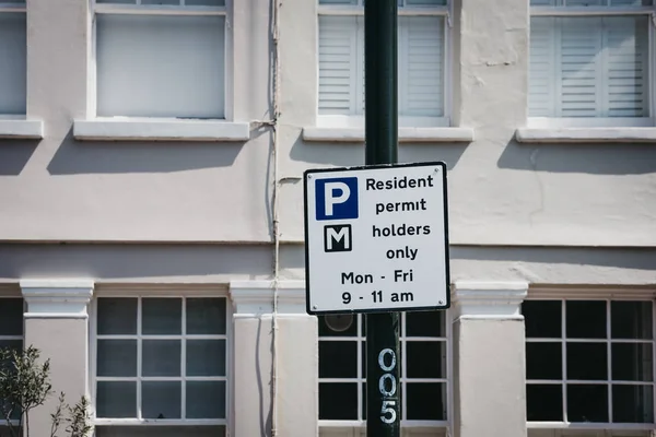 Zbliżenie Znak Parking Ograniczeń Przy Ulicy Mieszkalnej Londyn Przeciw Budynkom — Zdjęcie stockowe