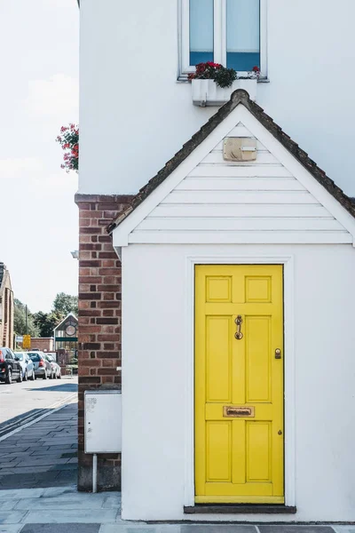 Traditional Colourful Bright Yellow Door House London — Stock Photo, Image