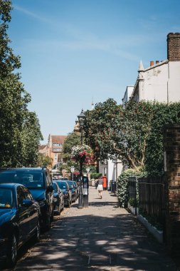 Londra, İngiltere - 1 Ağustos 2018. Yeşillik Richmond, Güney-Batı Londra çok sayıda park ve açık alanlar için ünlü bir banliyö kasabasında bir sokakta yürüyen insanlar.