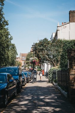 Londra, İngiltere - 1 Ağustos 2018. Yeşillik Richmond, Güney-Batı Londra çok sayıda park ve açık alanlar için ünlü bir banliyö kasabasında bir sokakta yürüyen insanlar.