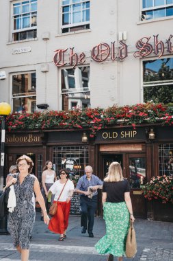 Londra, İngiltere - 1 Ağustos 2018. İnsanlar eski gemi pub Richmond, Güney-Batı Londra çok sayıda park ve açık alanlar için ünlü bir banliyö kasabasında önünde yol geçiş.