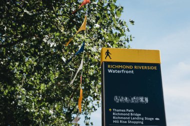 Londra, İngiltere - 1 Ağustos 2018: Yönlü Richmond Riverside'ta imzalar. Richmond Güney-Batı Londra çok sayıda park ve açık alanlar için ünlü bir banliyö yeridir.